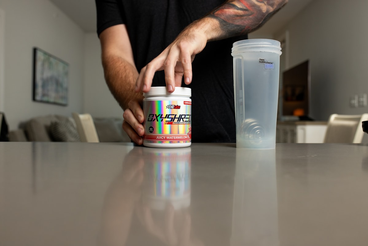 Atleta che recupera post-allenamento con bevanda nutrizionale