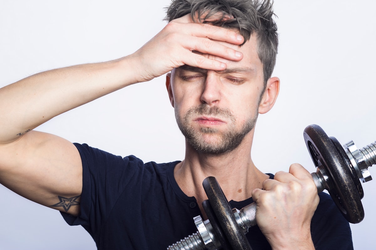 Uomo che beve una bevanda proteica dopo l'allenamento