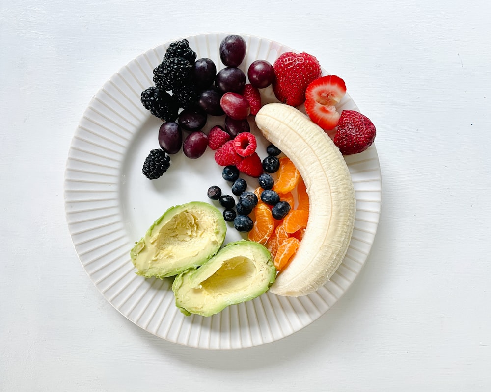 Smoothie proteico post-allenamento con banana e frutti di bosco